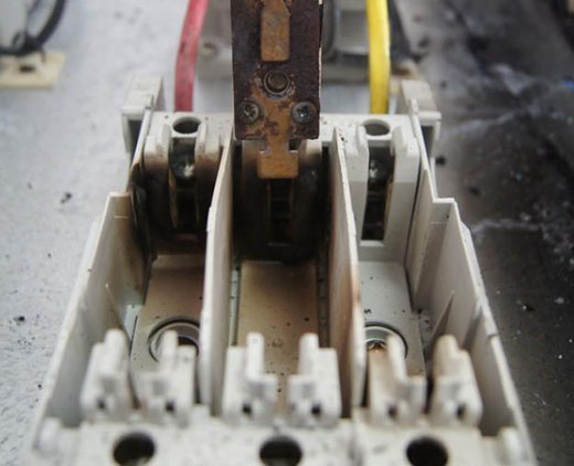 處理著火的低壓電力電容器要注意安全第一 處理著火的低壓電力電容器要注意安全第一