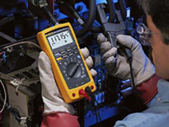 用萬用表檢測低壓并聯電容器柜