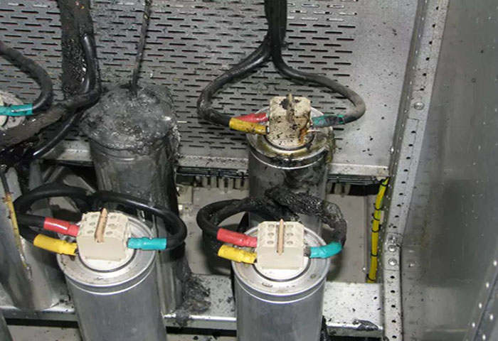 無功補償電容器爆炸現(xiàn)場圖