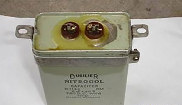 無功補償電容器漏油現場圖